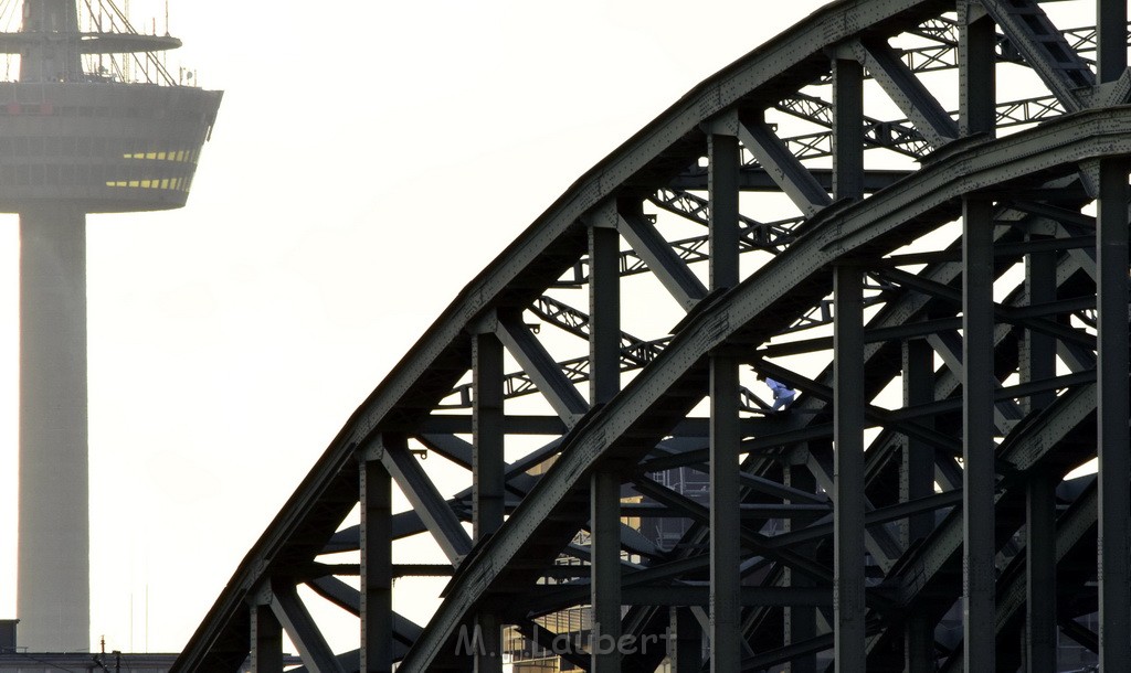 PSpringt kein Suizid Brueckenspringer Koeln Hohenzollernbruecke P180.JPG - Miklos Laubert